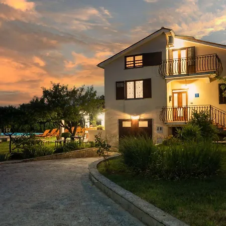 Emanuela - Ipc100 By Interhome