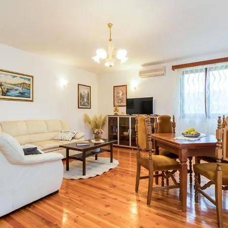 Emanuela - Ipc100 By Interhome * Pićan